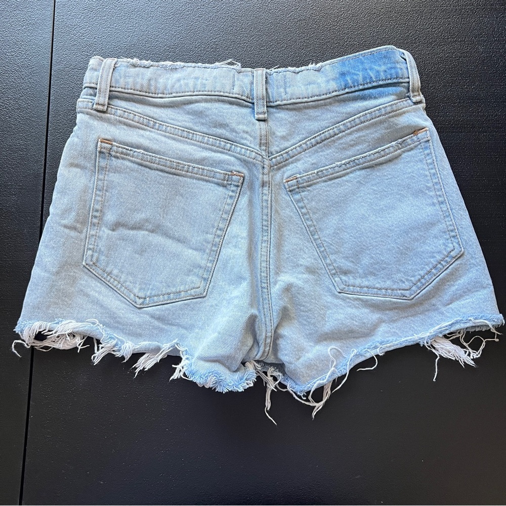 Abercrombie & Fitch The Mom Short High Rise Light Wash Denim Shorts Size 26 - Picture 4 of 8